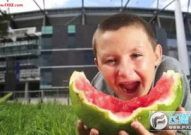 娱乐吃瓜小男孩是谁,他是谁？为何成为网络红人？